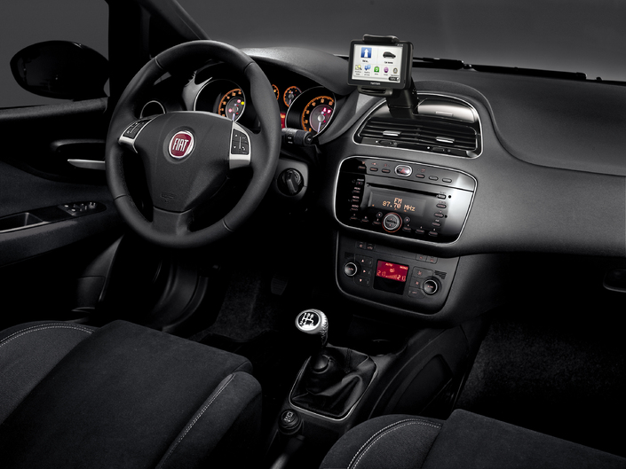 Au contraire du museau, le tableau de bord a été très judicieusement renouvelé sur la Fiat Punto Evo. Dommage qu'il n'intègre pas le GPS...