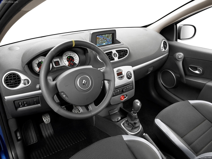 Présentation agréable et excellente finition pour la riche planche de bord de la Renault Clio III GT, même si le GPS apparaît désuet...