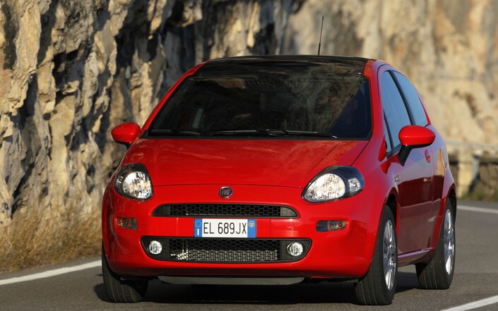 Fin 2011, la Fiat Punto perd le suffixe Evo à l'occasion du léger restylage qui simplifie judicieusement la face avant. Mais le mal a été fait...