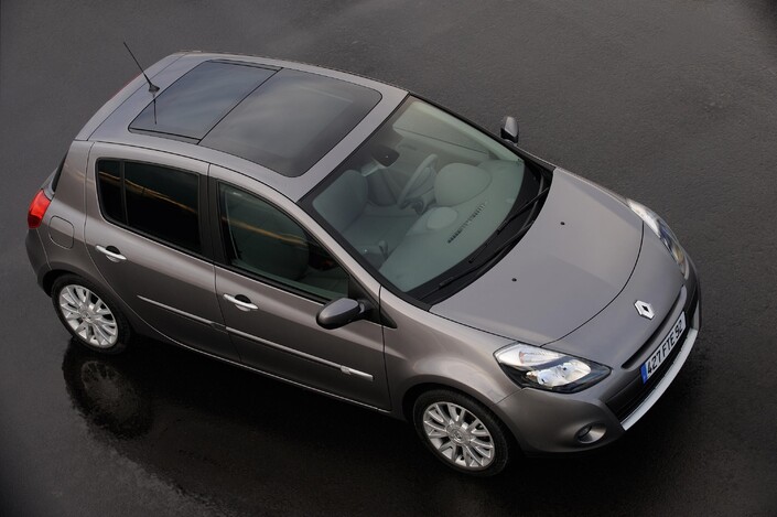 Tout comme sa rivale, la Renault Clio 128 ch, ici en finition Exception, a droit à un toit ouvrant panoramique des plus plaisants.