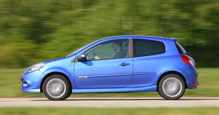 Moins élégante que l'italienne, la Renault Clio III GT, ici en 2009, se veut en revanche plus sportive d'apparence même si elle est moins puissante.