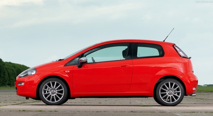 Fin 2011, la Fiat Punto simplifie son apparence, espérant retrouver de son élégance perdue. Et la clientèle boudera le moteur 135 ch, préférant les modèles 69 ch en promotion...