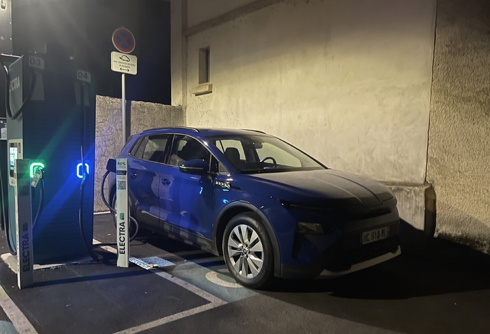 La consommation moyenne sur notre essai s'est établie à 17,8 kWh/100. Et nous avons récupéré de 23 % à 100 % en 38 minutes 45 secondes.