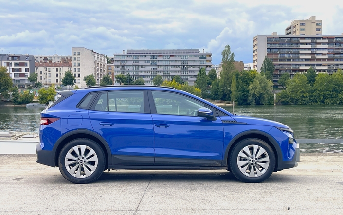 Extérieurement, le Skoda Elroq City 50 donne le change : avec ses jantes en alliage de série, il ne fait pas du tout bas de gamme. La longueur est de 4,48 m.