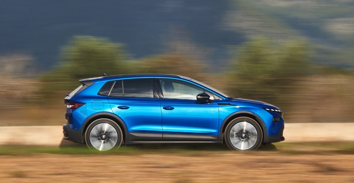 Sur route, le seul vrai défaut du Skoda Elroq 50 est sa suspension trop ferme. Mais le comportement routier est excellent.