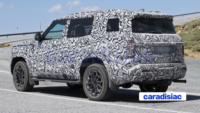 Bien camouflée, la nouvelle génération du Mitsubishi Pajero est un modèle spécifique de chez Mitsubishi. S’il reprend une base technique Renault-Nissan, ce n’est pas un clone d’une Renault comme les ASX et Grandis.