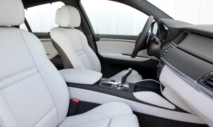 Les sièges avant, réglables en tous sens, proposent un confort incroyable à bord des BMW X5 et X6 M, ici en 2009.