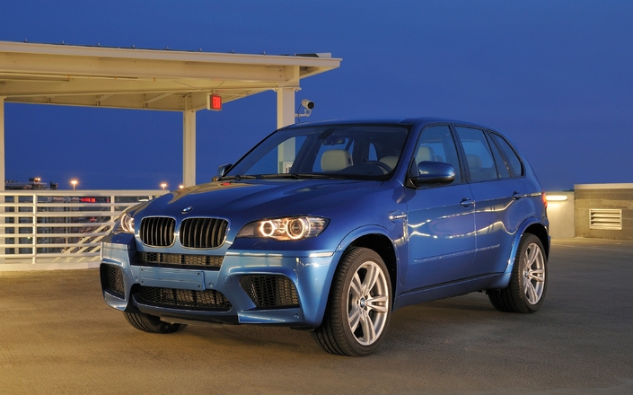A son lancement au printemps 2009, le BMW X5 M n'apparaît pas trop tapageur, même si ses jantes et boucliers sont spécifiques. Sous le capot, le V8 biturbo produit quelque 555 ch !