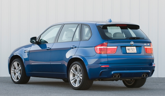 A l'arrière pas plus qu'à l'avant le BMW X5 M E70 ne verse dans le spectaculaire. Notez tout de même le diffuseur arrière et les 4 sorties d'échappement. Le coffre (de 620 l à 1 750 l) offre un volume très intéressant !