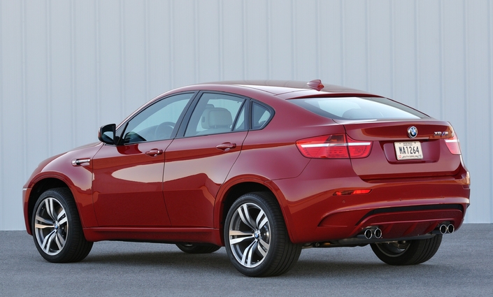 La clientèle appréciera la poupe fuyante du BMW X6 M E71, qui se vendra mieux que le X5 M pourtant plus spacieux et moins cher. Le coffre diminue : de 570 l à 1 450 l, comme pour un break compact.