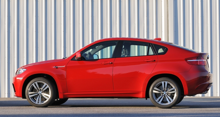 Croyez-vous qu'avec sa poupe fuyante, le BMW X6 M soit aérodynamique ? Son CX reste à un médiocre 0.38. Et le Scx ? Il ressort à 1.08 ! C'est pire sur le X5 M : 1.10...