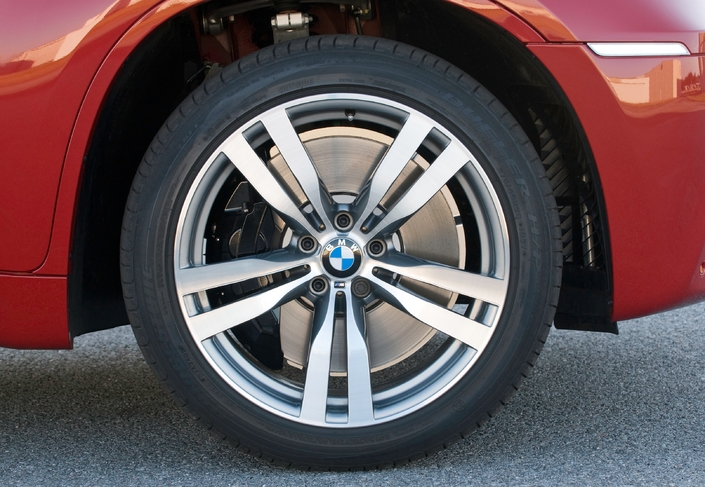 Sur les BMW X5 et X6 M, les disques avant sont du genre colossal : 395 mm de diamètre ! Il fallait bien des jantes de 20 pouces pour les contenir.