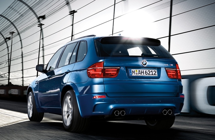 A l'arrière, pour 2013, les feux des BMW X5 et X6 M changent très légèrement.