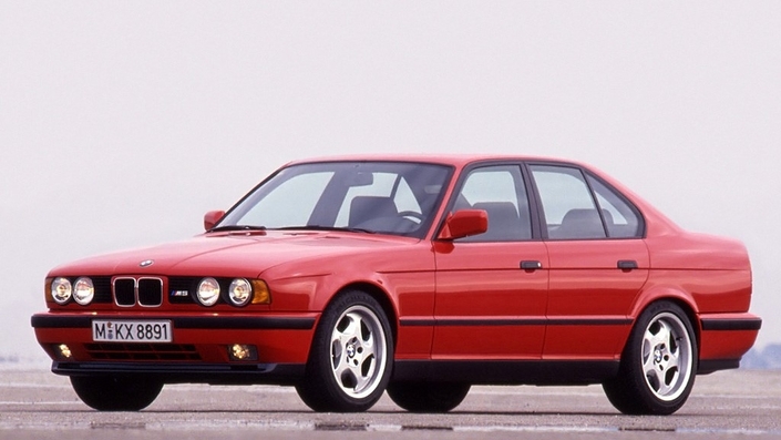 Révélée fin 1988, la BMW M5 E34 constitue à l'époque une fabuleuse machine conciliant hautes performances et usage familial.