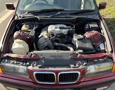 Il conduit sa BMW sur une chaise de jardin