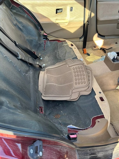Il conduit sa BMW sur une chaise de jardin