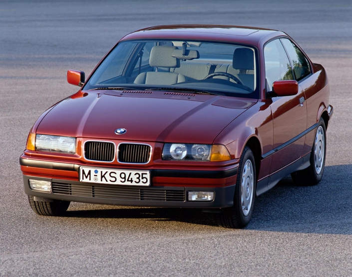 Il conduit sa BMW sur une chaise de jardin