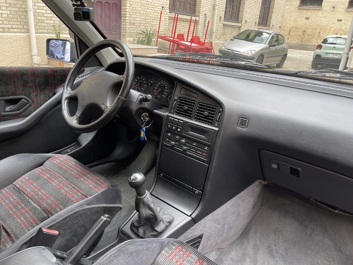 Les Peugeot 406 T16 de la Gendarmerie adoptent l'intérieur en velours de la version Mi16.