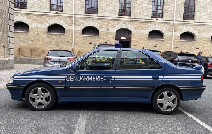 Fêtant ses 30 ans cette année, cette Peugeot 406 T16 Gendarmerie ne perd rien de son élégance une fois sérigraphiée.