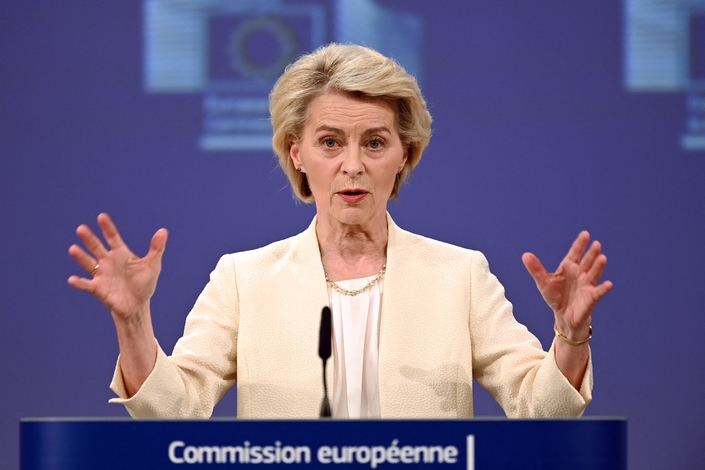 Pour Ursula von der Leyen, la présidente de la Commission européenne, « 15 %, ce n’est pas négligeable, mais c’est le mieux qu’on pouvait obtenir ». Crédit photo : MaxPPP.