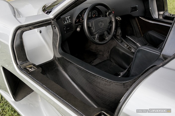 Probablement le volant le plus laid de l'histoire des hypercars.