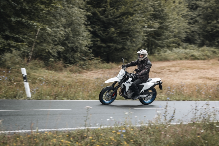 La Suzuki DRZ-4SM est un SM sympa qui cherche partenaire premium pour relation durable