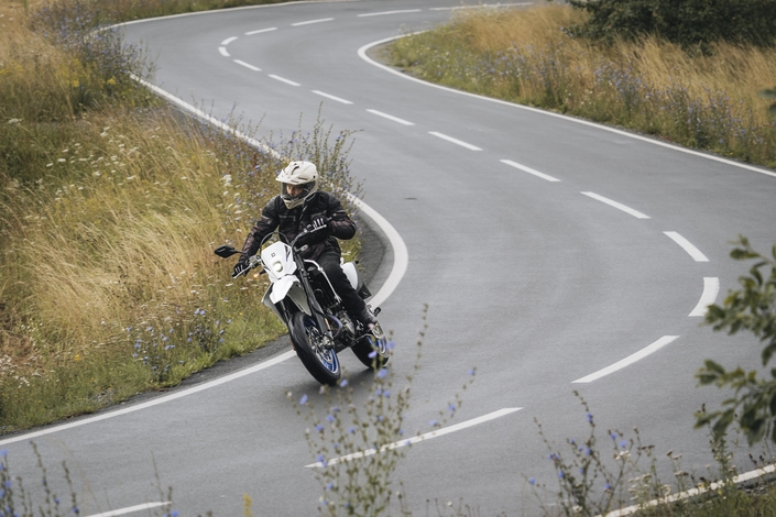 La Suzuki DRZ-4SM est un SM sympa qui cherche partenaire premium pour relation durable