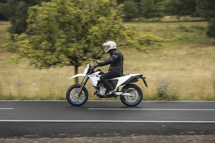 La Suzuki DRZ-4SM est un SM sympa qui cherche partenaire premium pour relation durable