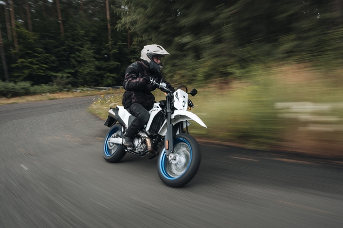 La Suzuki DRZ-4SM est un SM sympa qui cherche partenaire premium pour relation durable