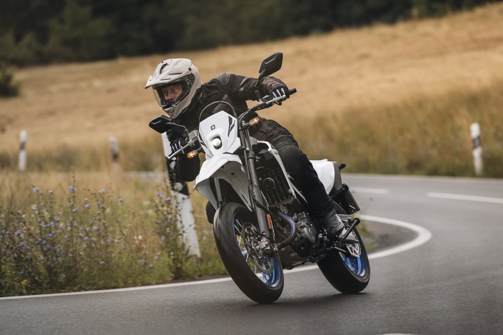 La Suzuki DRZ-4SM est un SM sympa qui cherche partenaire premium pour relation durable