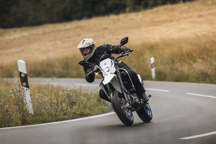 La Suzuki DRZ-4SM est un SM sympa qui cherche partenaire premium pour relation durable
