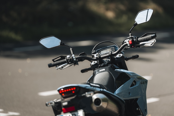 La Suzuki DRZ-4SM est un SM sympa qui cherche partenaire premium pour relation durable