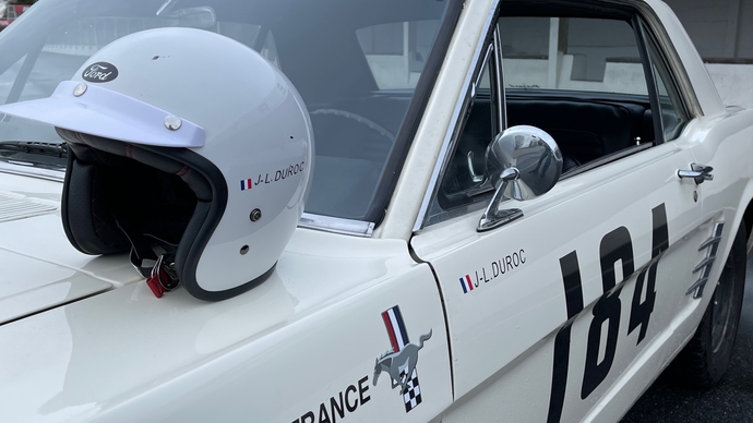 Anniversaire Un Homme Et Une Femme Et Une Ford Mustang