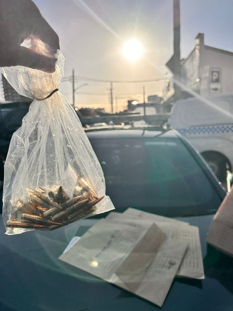 Écrire "POILCE" sur sa Mercedes l'envoie au tribunal