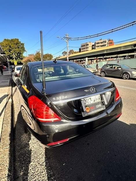 Écrire "POILCE" sur sa Mercedes l'envoie au tribunal