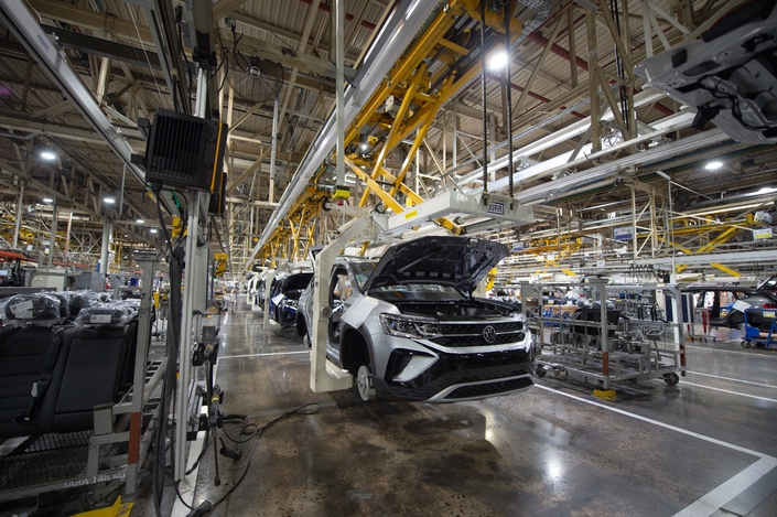 L'automobile (ici, l'usine Volkswagen de Pacheco) est l'une des industries qui, en ce début de mandat, servent le mieux les intérêts de Javier Milei - Crédit Florencia Martin/dpa/picture-alliance/Newscom/MaxPPP