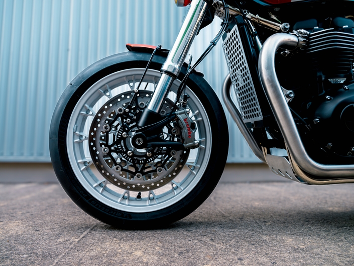 Gros plan sur la Triumph Speed Twin 1200 RS spécialement conçue par FCR Original pour le concours Triumph Originals 2025