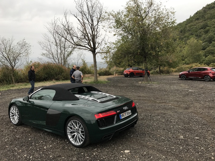 Les colines de Montserrat font partie des endroits le plus souvent utilisés par les constructeurs pour leurs présentations de nouveaux modèles. Ce jour-là, c'était celle de la Citroën C3 de troisième génération et de l'Audi R8 Spyder.
