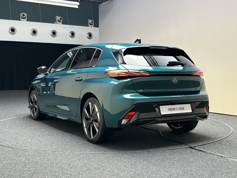 À l'arrière les modifications sont bien plus légères. Seuls les feux deviennent ceux de la GT sur toutes les finitions, et les fausses sorties d'échappement chromées passent au noir.