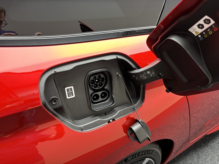 La version électrique se charge toujours à 100 kW en courant continu (32 minutes pour passer de 20 à 80 %) et 11 kW en alternatif. Mais la batterie passe à 55,4 kWh de capacité et porte l'autonomie à 450 km.