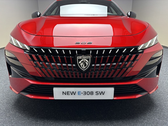 Peugeot cède à la mode du logo lumineux. Une bonne chose ? Le public sera juge.