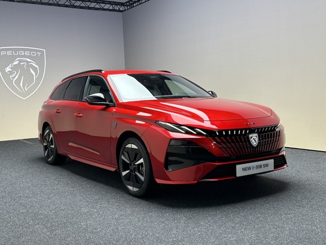 La face avant évolue beaucoup avec ce restylage. Le logo illuminé et la nouvelle signature lumineuse (en haut de gamme GT et GT Exclusive) sont ce qui se remarque le plus.
