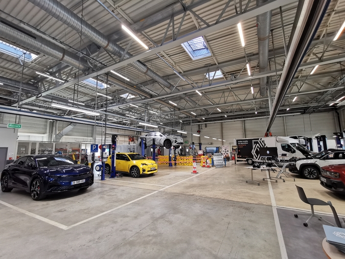 Dans cet atelier, au sein du Technocentre, sont testées toutes les méthodes de réparation, toutes les procédures SAV, avant la sortie d'un nouveau modèle.