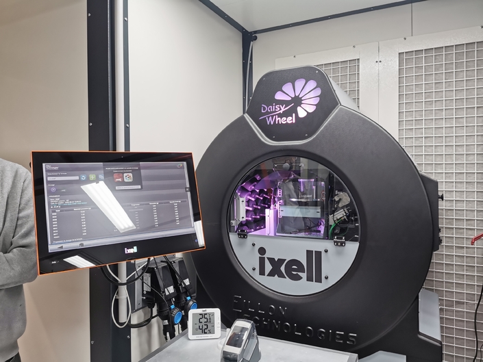 Cette machine est capable de réaliser n'importe quelle nuance de peinture, après que le technicien a rentré les données de celle-ci, obtenues avec un spectromètre.