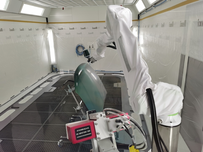 Le robot peintre travaille sans se plaindre même en dehors des heures de bureau. Et il est bien plus précis et économe qu'un peintre "humain". Après un scan de la pièce, la peinture est appliquée en couches croisées. C'est assez impressionnant à voir.