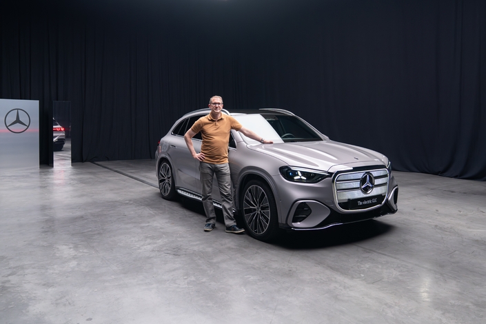 Le GLC électrique est un beau bébé de 4,85 m de long et 1,91 m de large. Mais si la calandre est imposante, le profil étiré et la hauteur moindre que le GLC thermique ne le font pas paraître trop imposant.