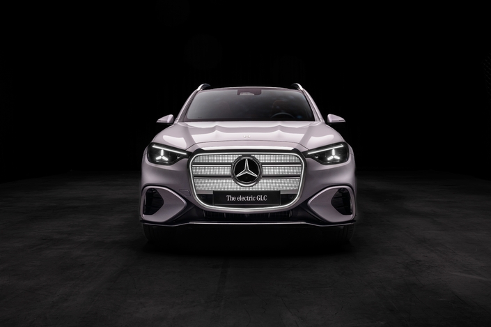 La calandre illuminée est LE signe caractéristique du GLC électrique. Elle est composée de 942 pixels, illuminés par 140 LED, et s'anime selon l'état de la voiture.