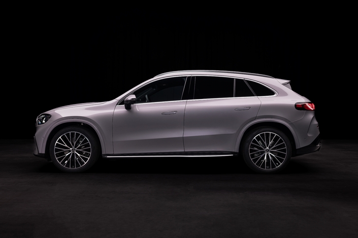 Le profil reste celui d'un SUV même si la ligne du toit descend en pente vers le hayon. Ce n'est pas un SUV coupé. Le coefficient de pénétration dans l'air est bon pour un tel engin, avec 0,26 de Cx. Mais le nouveau BMW iX3 fait encore mieux (0,24).