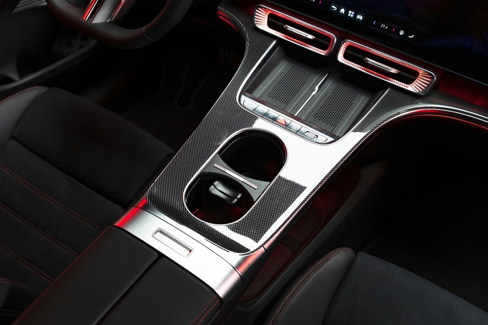 La console centrale intègre deux chargeurs à induction, et les rangements, petits ou grands, sont nombreux, dont un sous la console centrale, qui est flottante.