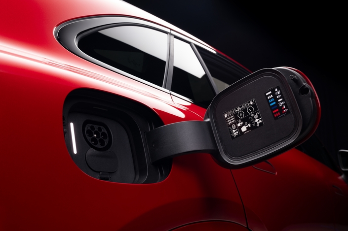La batterie propose 94 kWh de capacité utile. Elle se recharge à 11 kW en courant alternatif (22 kW en option) et jusqu'à 330 kW en courant continu. Le 10 à 80 % de charge se fait en 22 minutes. Et 300 km sont récupérés en 10 minutes.
